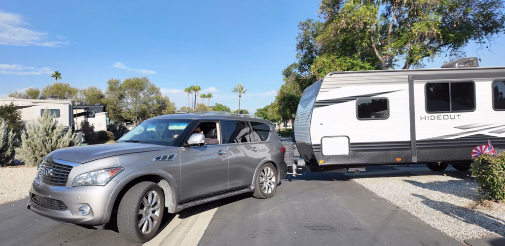 Inifinit SUV pulling trailer